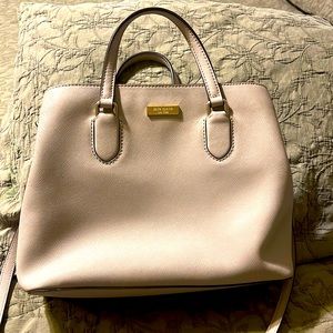 ♠️KATE SPADE ♠️ MEDIUM CROSS BODY, LIKE NEW CONDITION, LIGHT GRAY.